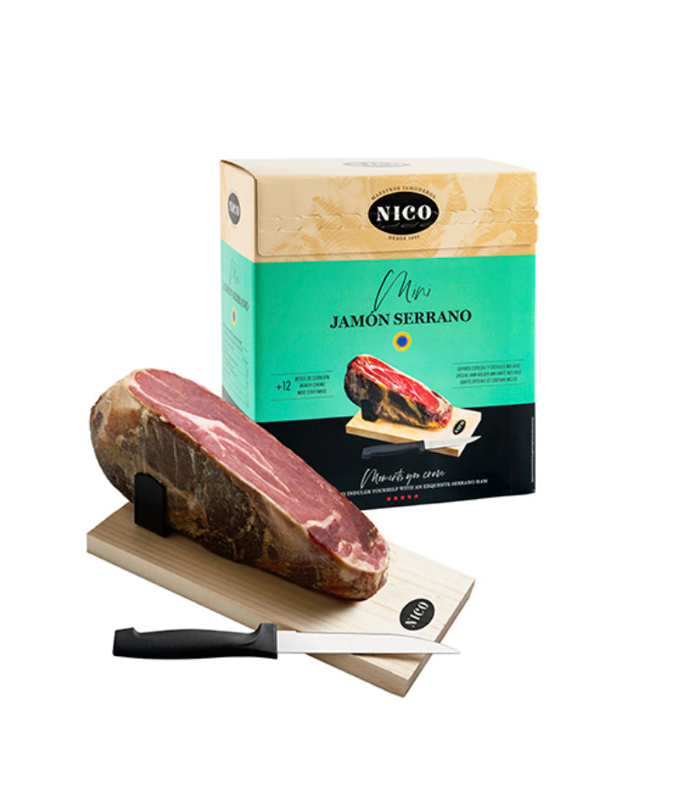 Mini Serrano, ca 1 kg, ställning och kniv ingår.